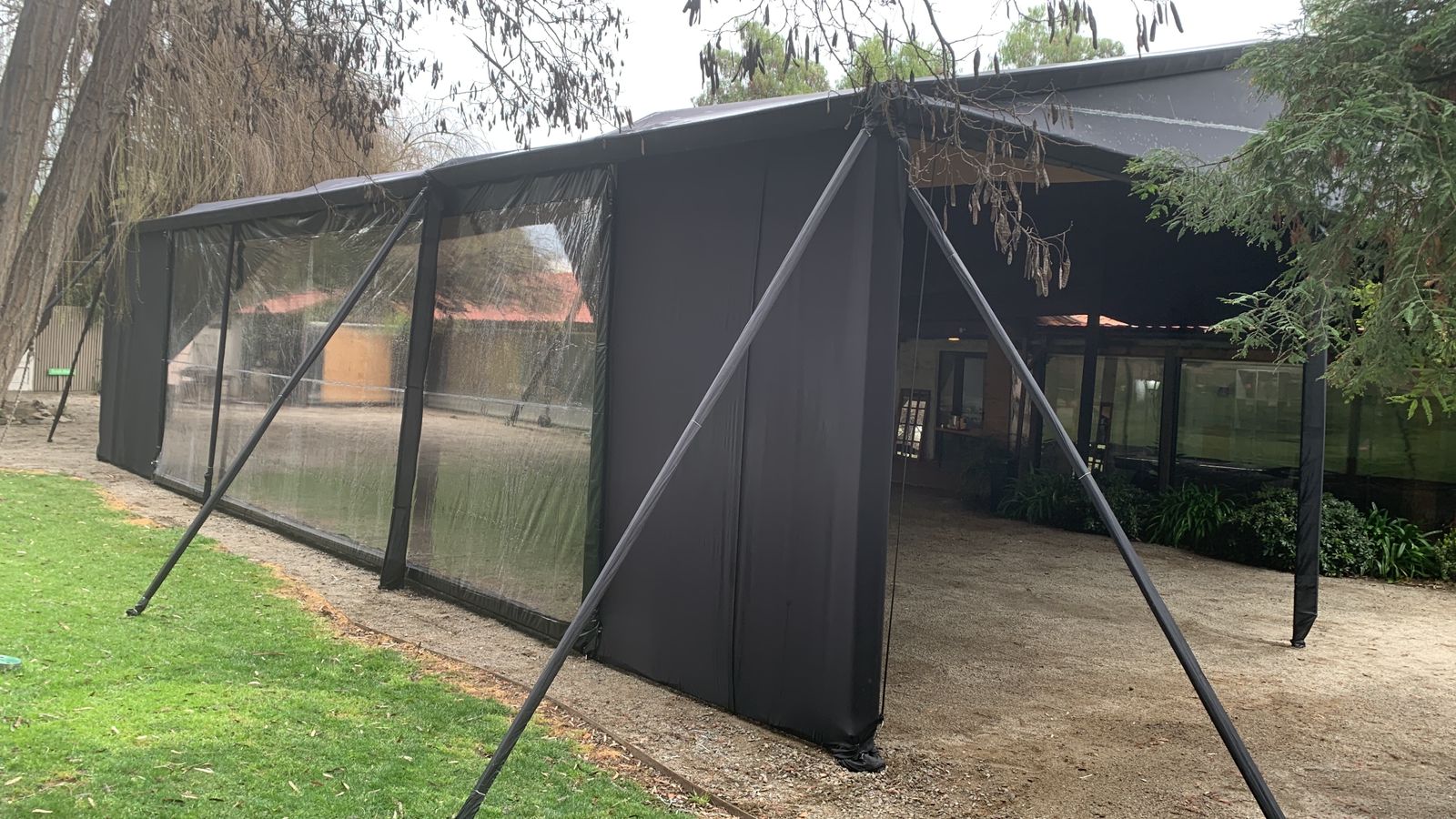 Arriendo de Carpa de Gala Negra con Ventanales